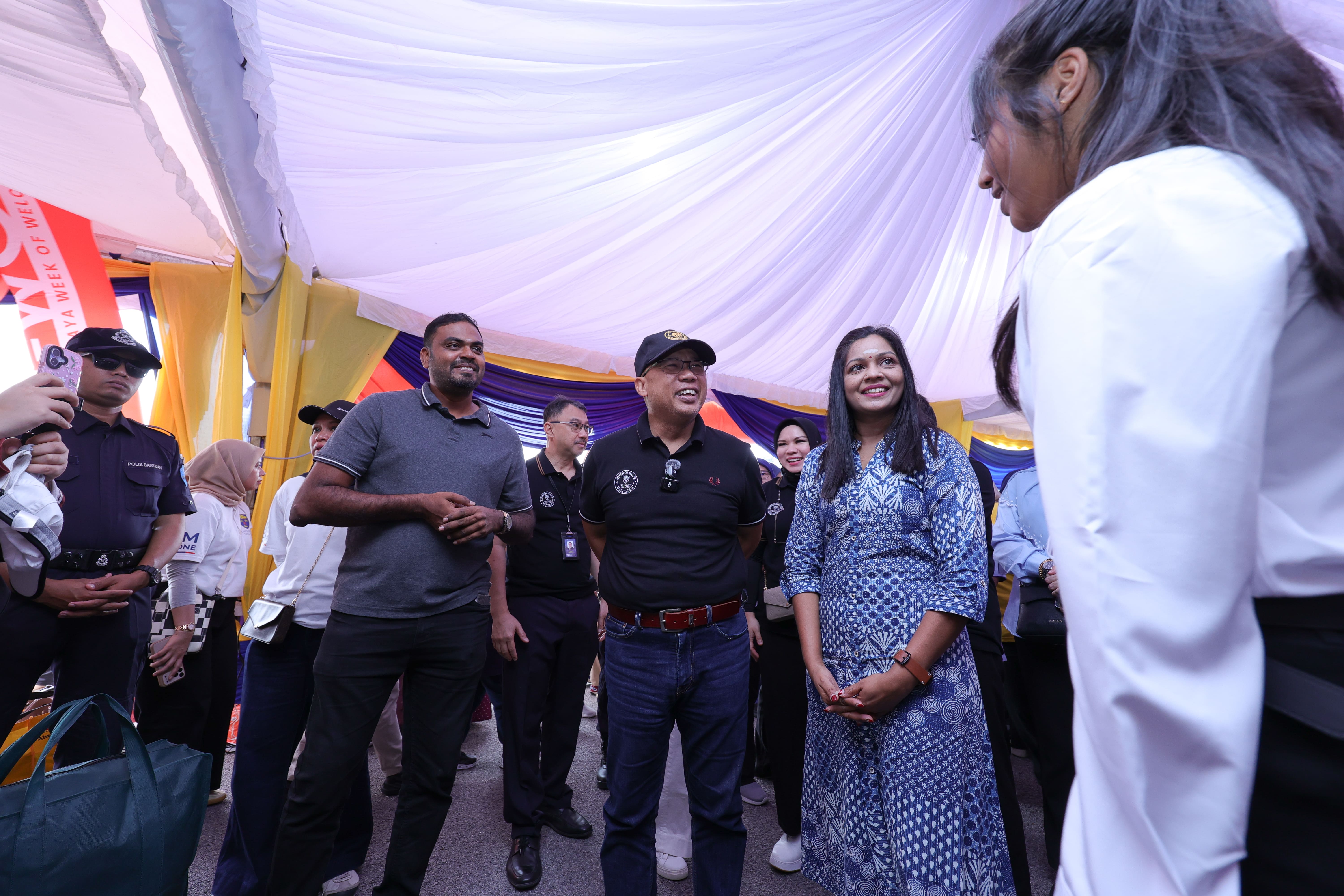 Naib Canselor Universiti Malaya, Profesor Dato’ Seri Ir. Dr. Noor Azuan Abu Osman beramah mesra bersama pelajar dan keluarga di kawasan pendaftaran UM WOW.jpg